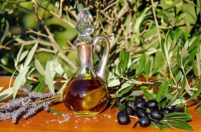 Aromatizirano olje lahko naredite iz svojih najljubših zelišč. (foto: pexels.com)
