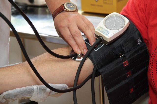 Večja izguba tekočin poveča učinkovitost zdravil za nižanje krvnega tlaka.(foto: pexels.com)