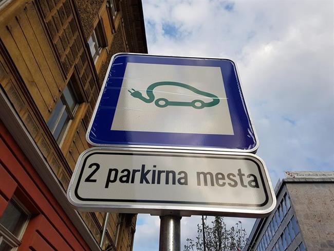 Dva parkirna mesta ali dve parkirni mesti? (foto: Facebook/Vid Valič)