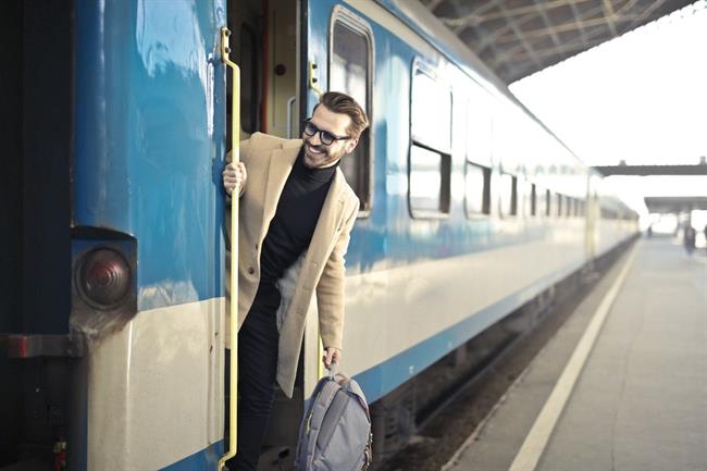 Pazi, Gre vlak, potniški ali tovorni, ne preskakuj rumene črte. (foto: pexels.com)