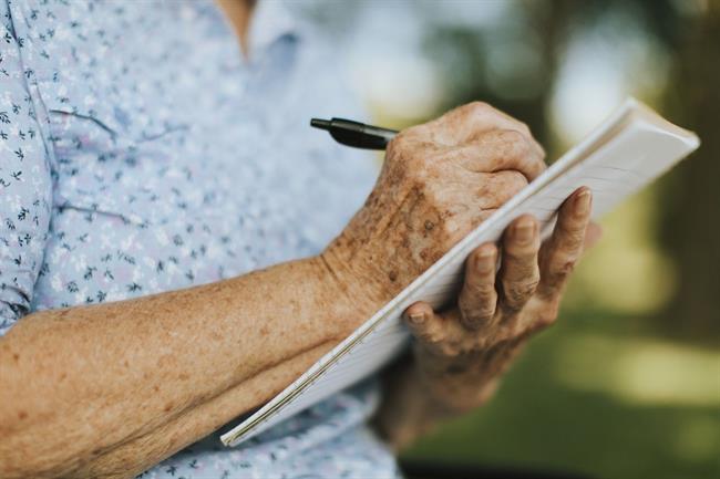 Peticija z naslovom Starajmo se dostojanstveno poziva ministrstvo za delo, družino, socialne zadeve in enake možnosti, naj se kot ustanovitelj domov za starejše obnaša bolj odgovorno do vseh starostnih skupin, tudi starejših. (foto: pexels.com)