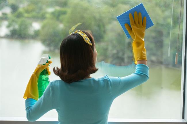 S preprostimi triki bo čiščenje oken enostavnejše. (foto: freepik.com)