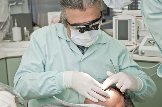 Z delom pričenjajo zobozdravniki. (foto: pixabay.com)
