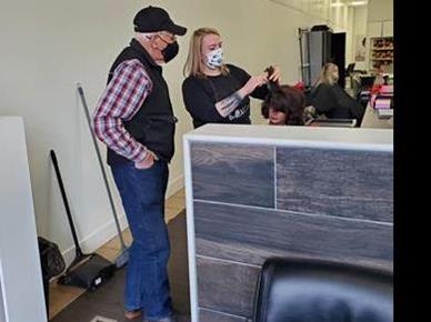 Ganljiva zgodba: Obiskal je frizerski salon, da bi se naučil ženi kodrati lase