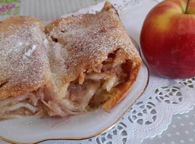 Iz Jožičine kuhinje: Jabolčni zavitek iz skutnega testa
