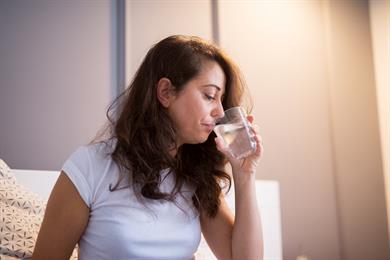 Zakaj je pitje vode pred spanjem tako zdravo?