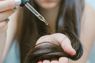 Neverjetno olje: Spodbuja rast las, obrvi in trepalnic