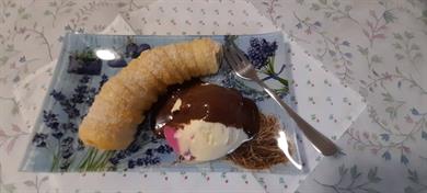 Iz Jožičine kuhinje: Pečene banane v listnatem testu s sladoledom