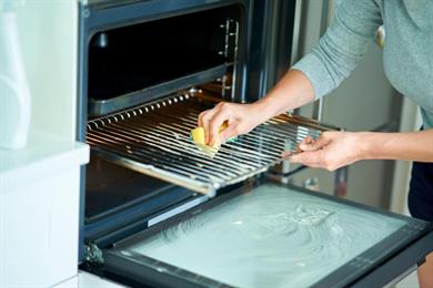 Neverjeten trik, ki brez truda očisti vašo pečico!