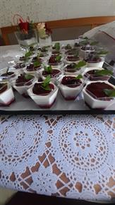 Iz Jožičine kuhinje: Vanilijeva panna cotta z gozdnimi sadeži ali jagodami