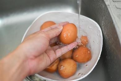 Enostaven trik: Olupite kuhano jajce v nekaj sekundah!