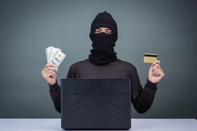 Katere izgovore najpogosteje uporabijo spletni goljufi, da bi vas zvabili v past?