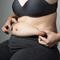 5 razlogov, zakaj se vam okoli trebuha kopiči maščoba in kako se je znebiti
