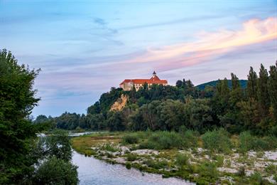 Ideje za izlet: Pozabljeni slovenski gradovi in dvorci, ki vas popeljejo v preteklost