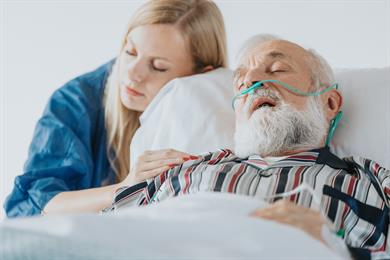 »Nismo vedeli, kaj delamo – samo da moramo«: zgodba o skrbi za umirajočega očeta