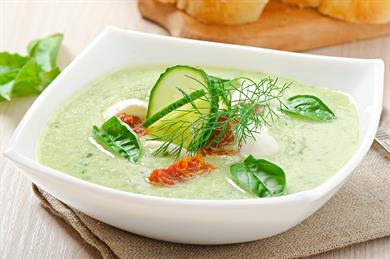 Recept za hladno kumarično juho, ki prija tudi v največji vročini