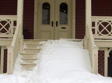 Nasvet: Tako boste hitro odpravili led pred vhodom in na stopnicah