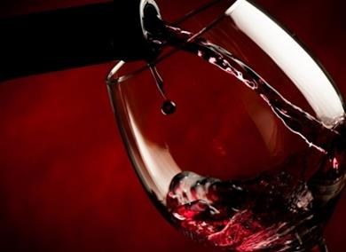 Trik: Enostavno očistite madež rdečega vina