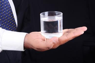 Vas zanima, kaj se zgodi, če popijete kozarec vode po jedi?