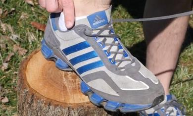 Ste vedeli, zakaj imajo športni čevlji dodatno luknjo za vezalke?