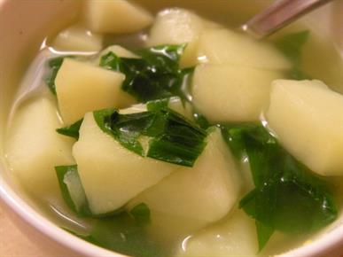 KUHALNICA: Krompirjeva juha s čemažem
