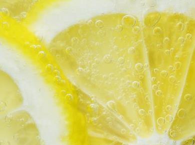 Kaj dobimo, če zmešamo sodo bikarbono in limonin sok? Preberite 